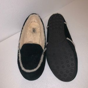 Ugh Women’s Slippers Size 8 fuzzy